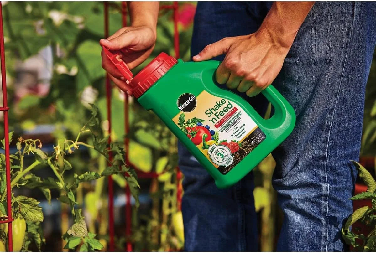 Miracle Gro 3002610 4.5 Lb Shake 'n Feed Tomato, Fruits & Vegetables 9-4-12